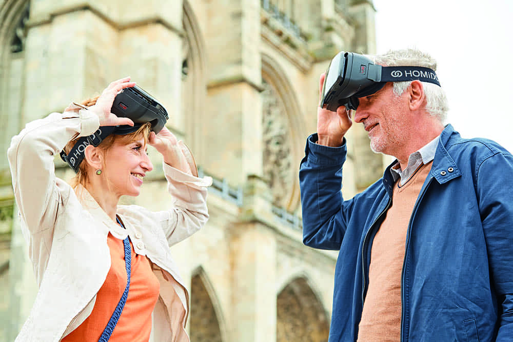 Une femme et un homme portant un casque de réalité virtuelle