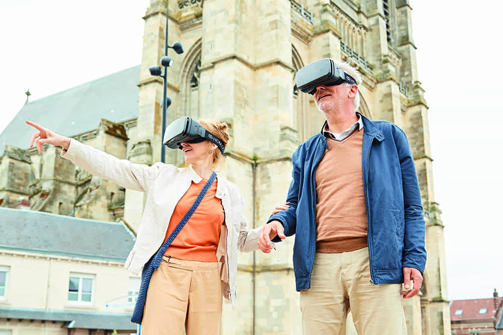 Une femme et un homme portant des casques de réalité virtuelle