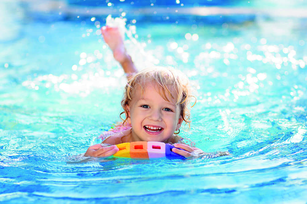 Enfant nageant à la piscine