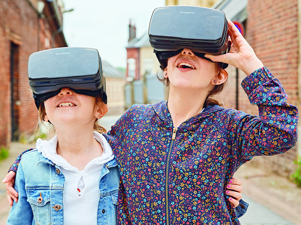 Deux enfants portant un casque de réalité virtuelle