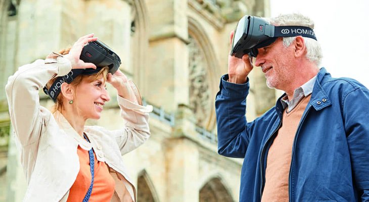 Une femme et un homme portant un casque de réalité virtuelle