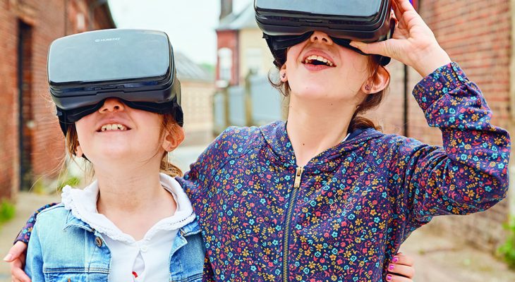 Deux enfants portant un casque de réalité virtuelle